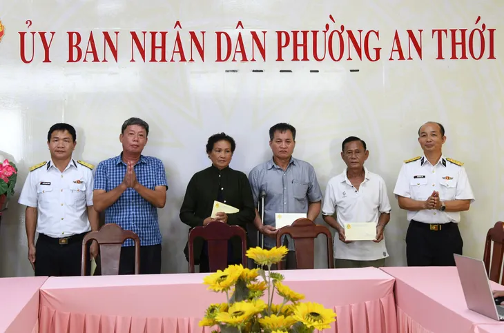 Chiến sĩ hải quân dâng hương tưởng niệm các anh hùng, liệt sĩ - Ảnh 2. Chiến sĩ hải quân dâng hương tưởng niệm các anh hùng, liệt sĩ - Ảnh 2.