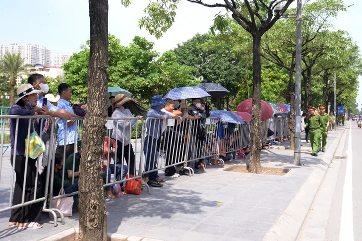Dòng người đội nắng chờ tiễn đưa Tổng Bí thư Nguyễn Phú Trọng - Ảnh 2. Dòng người đội nắng chờ tiễn đưa Tổng Bí thư Nguyễn Phú Trọng - Ảnh 2.