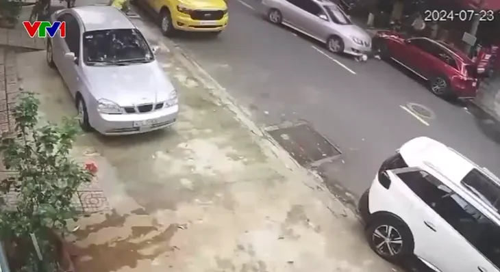Ô tô đâm xe máy, kéo lê người phụ nữ suốt đoạn đường dài - Ảnh 1. Ô tô đâm xe máy, kéo lê người phụ nữ suốt đoạn đường dài - Ảnh 1.