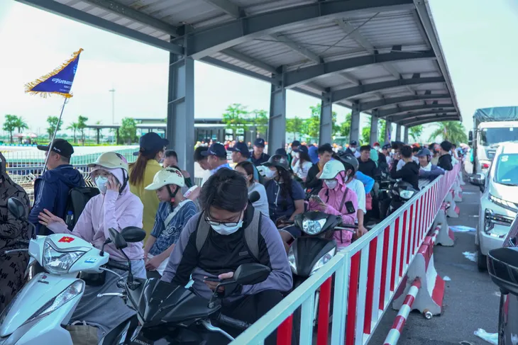 Du khách đi Cát Bà bị tắc đường hơn 6 tiếng đồng hồ ở phà - Ảnh 6. Du khách đi Cát Bà bị tắc đường hơn 6 tiếng đồng hồ ở phà - Ảnh 6.