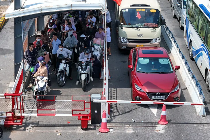 Du khách đi Cát Bà bị tắc đường hơn 6 tiếng đồng hồ ở phà - Ảnh 3. Du khách đi Cát Bà bị tắc đường hơn 6 tiếng đồng hồ ở phà - Ảnh 3.