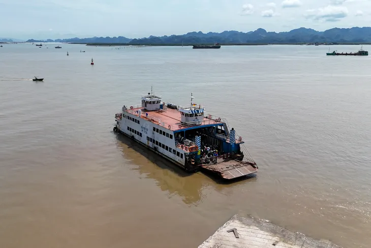 Du khách đi Cát Bà bị tắc đường hơn 6 tiếng đồng hồ ở phà - Ảnh 4. Du khách đi Cát Bà bị tắc đường hơn 6 tiếng đồng hồ ở phà - Ảnh 4.