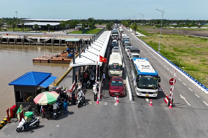 Du khách đi Cát Bà bị tắc đường hơn 6 tiếng đồng hồ ở phà - Ảnh 1. Du khách đi Cát Bà bị tắc đường hơn 6 tiếng đồng hồ ở phà - Ảnh 1.