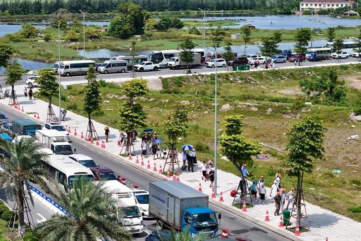 Du khách đi Cát Bà bị tắc đường hơn 6 tiếng đồng hồ ở phà - Ảnh 5. Du khách đi Cát Bà bị tắc đường hơn 6 tiếng đồng hồ ở phà - Ảnh 5.