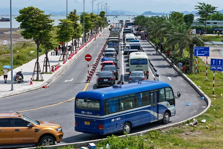 Du khách đi Cát Bà bị tắc đường hơn 6 tiếng đồng hồ ở phà - Ảnh 7. Du khách đi Cát Bà bị tắc đường hơn 6 tiếng đồng hồ ở phà - Ảnh 7.