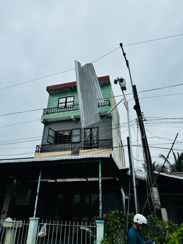 Bến Tre: Gần 90 nhà dân hư hỏng do dông lốc - Ảnh 2.