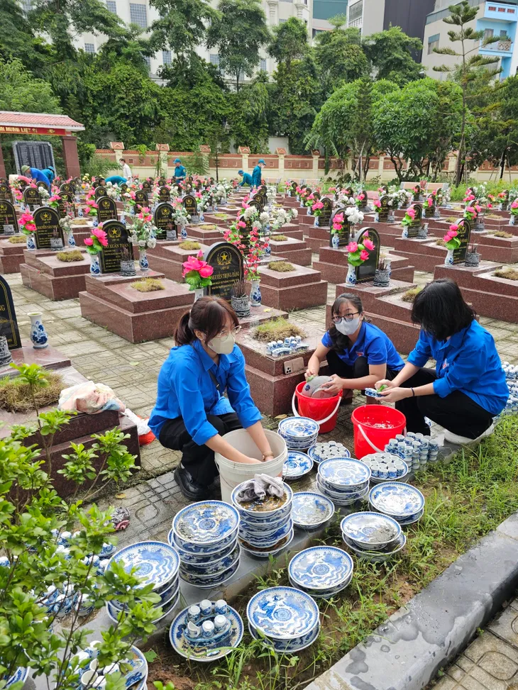 Tuổi trẻ Vạn Phúc chỉnh trang nghĩa trang, tri ân các anh hùng, liệt sĩ - Ảnh 5. Tuổi trẻ Vạn Phúc chỉnh trang nghĩa trang, tri ân các anh hùng, liệt sĩ - Ảnh 5.