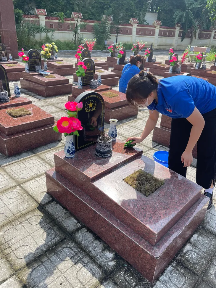 Tuổi trẻ Vạn Phúc chỉnh trang nghĩa trang, tri ân các anh hùng, liệt sĩ - Ảnh 4. Tuổi trẻ Vạn Phúc chỉnh trang nghĩa trang, tri ân các anh hùng, liệt sĩ - Ảnh 4.