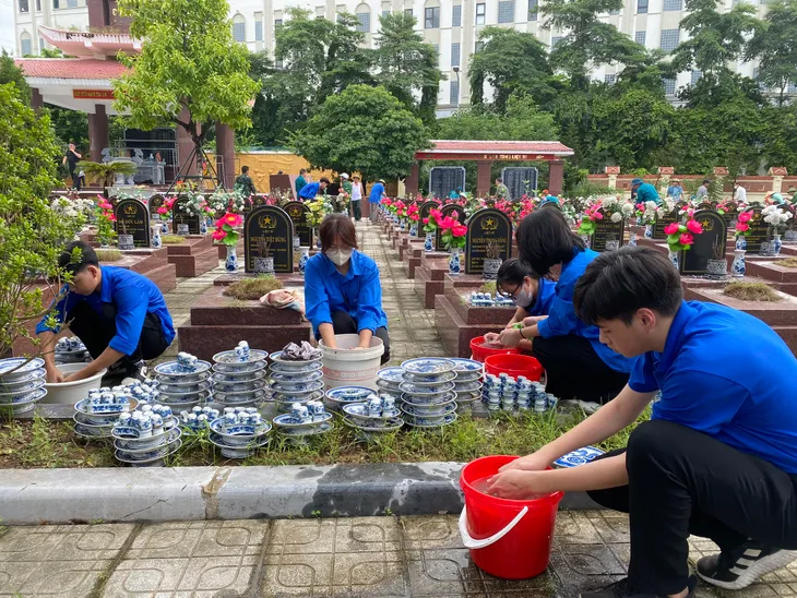 Tuổi trẻ Vạn Phúc chỉnh trang nghĩa trang, tri ân các anh hùng, liệt sĩ - Ảnh 1. Tuổi trẻ Vạn Phúc chỉnh trang nghĩa trang, tri ân các anh hùng, liệt sĩ - Ảnh 1.