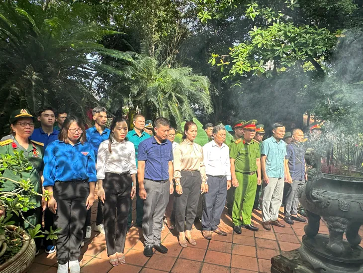 Tuổi trẻ Vạn Phúc chỉnh trang nghĩa trang, tri ân các anh hùng, liệt sĩ - Ảnh 2. Tuổi trẻ Vạn Phúc chỉnh trang nghĩa trang, tri ân các anh hùng, liệt sĩ - Ảnh 2.