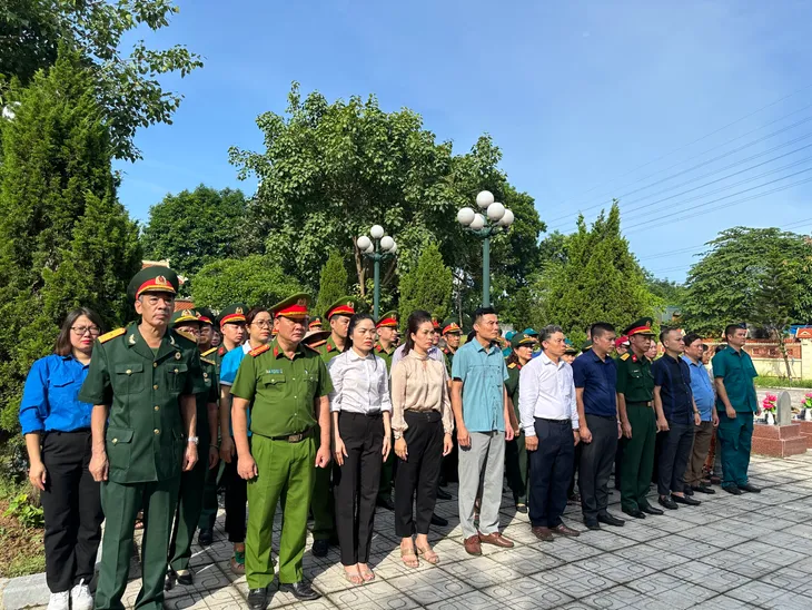 Tuổi trẻ Vạn Phúc chỉnh trang nghĩa trang, tri ân các anh hùng, liệt sĩ - Ảnh 8. Tuổi trẻ Vạn Phúc chỉnh trang nghĩa trang, tri ân các anh hùng, liệt sĩ - Ảnh 8.