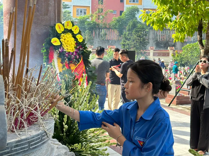 Tuổi trẻ Vạn Phúc chỉnh trang nghĩa trang, tri ân các anh hùng, liệt sĩ - Ảnh 6. Tuổi trẻ Vạn Phúc chỉnh trang nghĩa trang, tri ân các anh hùng, liệt sĩ - Ảnh 6.