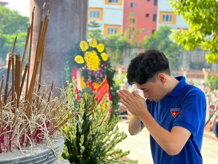 Tuổi trẻ Vạn Phúc chỉnh trang nghĩa trang, tri ân các anh hùng, liệt sĩ - Ảnh 7. Tuổi trẻ Vạn Phúc chỉnh trang nghĩa trang, tri ân các anh hùng, liệt sĩ - Ảnh 7.