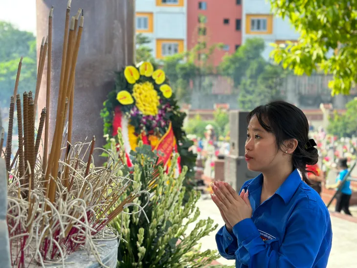 Tuổi trẻ Vạn Phúc chỉnh trang nghĩa trang, tri ân các anh hùng, liệt sĩ - Ảnh 9. Tuổi trẻ Vạn Phúc chỉnh trang nghĩa trang, tri ân các anh hùng, liệt sĩ - Ảnh 9.