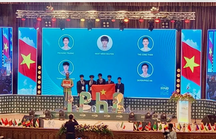 Cả 5 học sinh Việt Nam giành huy chương tại Olympic Vật lý quốc tế 2024 - Ảnh 3.