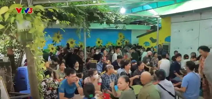 Quán cơm Nụ cười Shinbi - Nơi những nỗi niềm của người bệnh ung thư được san sẻ - Ảnh 2. Quán cơm Nụ cười Shinbi - Nơi những nỗi niềm của người bệnh ung thư được san sẻ - Ảnh 2.