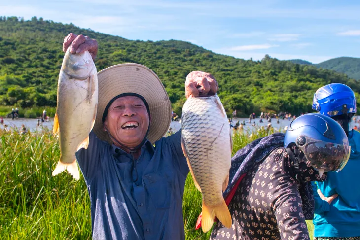 Lễ hội Bắt cá Vực Rào - Nét đẹp văn hóa của người Hà Tĩnh - Ảnh 6. Lễ hội Bắt cá Vực Rào - Nét đẹp văn hóa của người Hà Tĩnh - Ảnh 6.