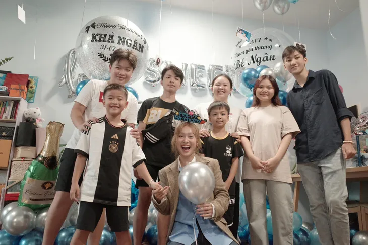 Đại gia đình Diva Thanh Lam chung khung ảnh, Khả Ngân đón tuổi mới bên gia đình - Ảnh 2. Đại gia đình Diva Thanh Lam chung khung ảnh, Khả Ngân đón tuổi mới bên gia đình - Ảnh 2.