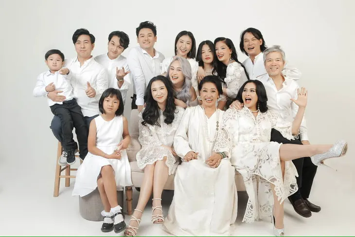 Đại gia đình Diva Thanh Lam chung khung ảnh, Khả Ngân đón tuổi mới bên gia đình - Ảnh 1. Đại gia đình Diva Thanh Lam chung khung ảnh, Khả Ngân đón tuổi mới bên gia đình - Ảnh 1.