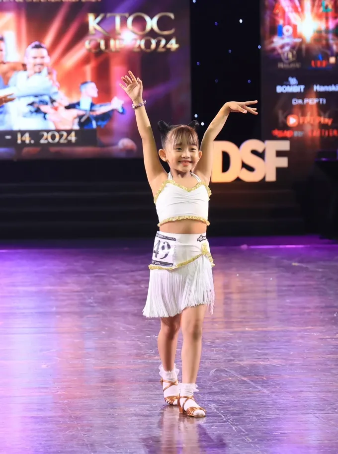 Đại gia đình Diva Thanh Lam chung khung ảnh, Khả Ngân đón tuổi mới bên gia đình - Ảnh 4. Đại gia đình Diva Thanh Lam chung khung ảnh, Khả Ngân đón tuổi mới bên gia đình - Ảnh 4.