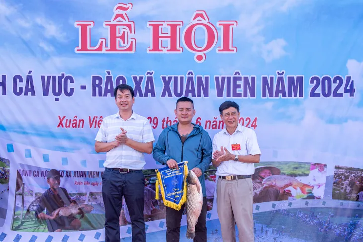 Lễ hội Bắt cá Vực Rào - Nét đẹp văn hóa của người Hà Tĩnh - Ảnh 7. Lễ hội Bắt cá Vực Rào - Nét đẹp văn hóa của người Hà Tĩnh - Ảnh 7.