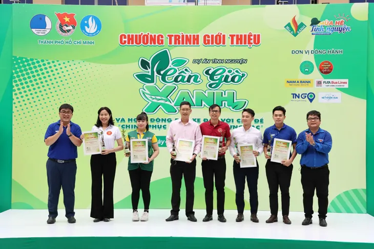 Các nghệ sĩ đạp xe chinh phục cung đường Rừng Sác - Ảnh 2. Các nghệ sĩ đạp xe chinh phục cung đường Rừng Sác - Ảnh 2.