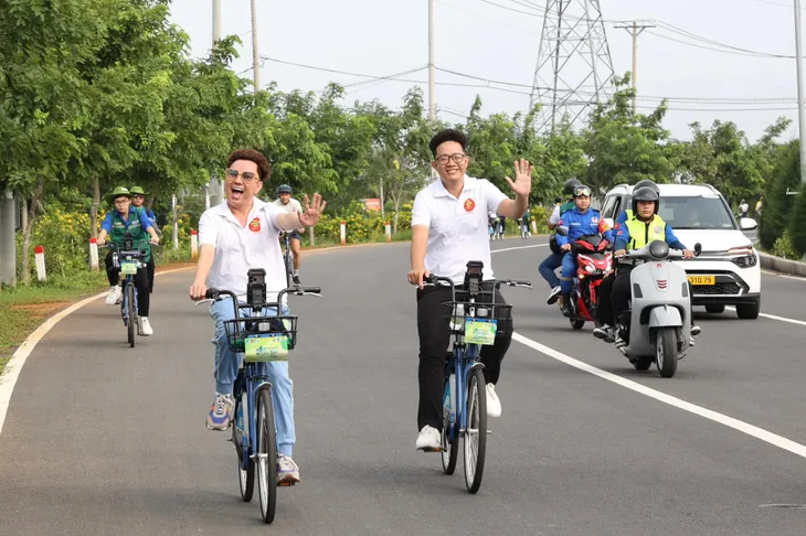 Các nghệ sĩ đạp xe chinh phục cung đường Rừng Sác - Ảnh 5. Các nghệ sĩ đạp xe chinh phục cung đường Rừng Sác - Ảnh 5.