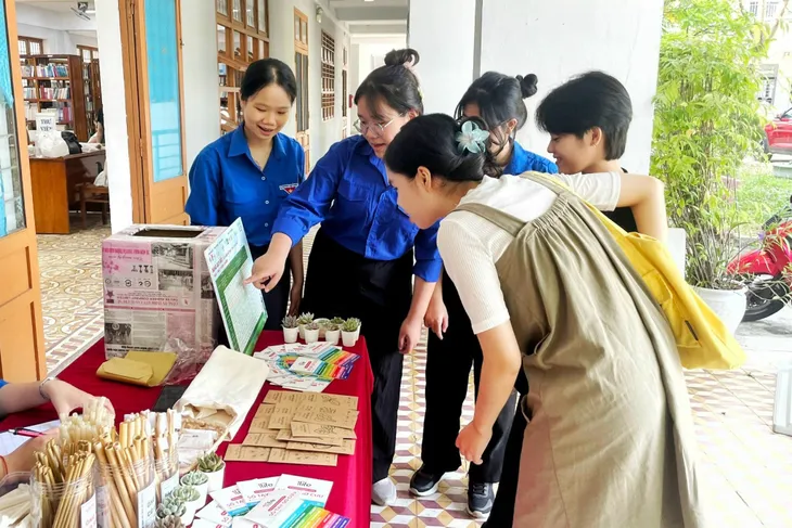 14 tấn sách, giấy được quy đổi trong Chương trình “Đổi sách lấy cây” năm 2024 - Ảnh 2. 14 tấn sách, giấy được quy đổi trong Chương trình “Đổi sách lấy cây” năm 2024 - Ảnh 2.