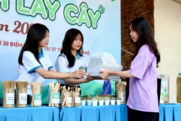 14 tấn sách, giấy được quy đổi trong Chương trình “Đổi sách lấy cây” năm 2024 - Ảnh 1. 14 tấn sách, giấy được quy đổi trong Chương trình “Đổi sách lấy cây” năm 2024 - Ảnh 1.