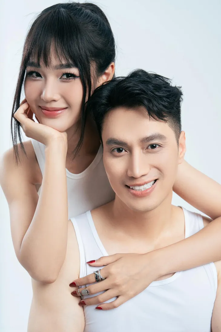 Việt Anh tình tứ bên bạn diễn kém tuổi - Ảnh 1. Việt Anh tình tứ bên bạn diễn kém tuổi - Ảnh 1.