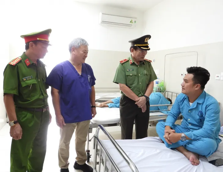 Bắt giữ đối tượng vào nhà thờ gây rối rồi dùng dao đâm 2 cán bộ công an - Ảnh 2. Bắt giữ đối tượng vào nhà thờ gây rối rồi dùng dao đâm 2 cán bộ công an - Ảnh 2.