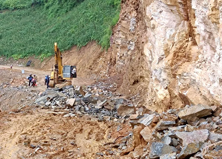 Hà Giang: Sạt lở đá khiến 2 bố con tử vong - Ảnh 2.