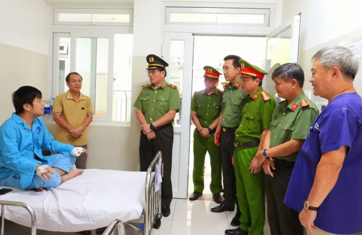 Bắt giữ đối tượng vào nhà thờ gây rối rồi dùng dao đâm 2 cán bộ công an - Ảnh 3. Bắt giữ đối tượng vào nhà thờ gây rối rồi dùng dao đâm 2 cán bộ công an - Ảnh 3.