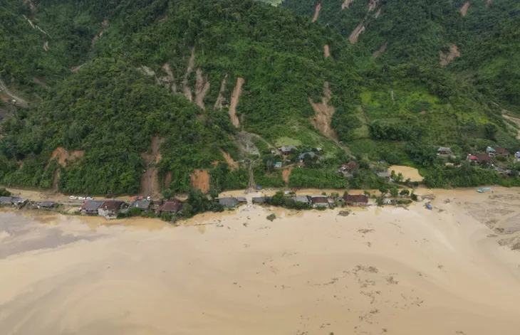 Hàng trăm người dân Mường Pồn chật vật sau mưa lũ - Ảnh 2. Hàng trăm người dân Mường Pồn chật vật sau mưa lũ - Ảnh 2.