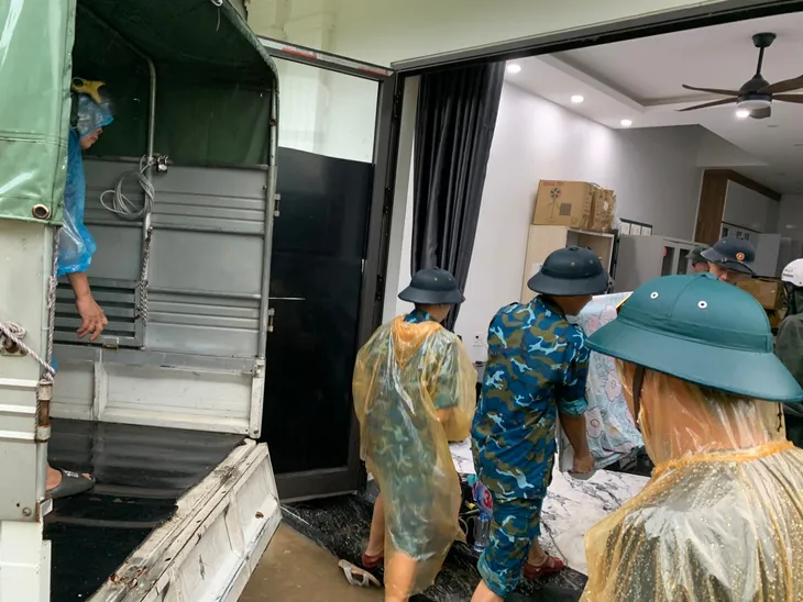 Cán bộ, chiến sĩ Trung đoàn 213 giúp dân di dời tài sản đến nơi an toàn ở Quảng Ninh - Ảnh 4. Cán bộ, chiến sĩ Trung đoàn 213 giúp dân di dời tài sản đến nơi an toàn ở Quảng Ninh - Ảnh 4.