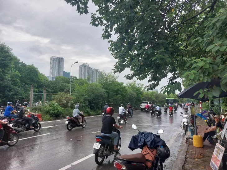 “Đinh tặc” xuất hiện trên Đại lộ Thăng Long? - Ảnh 1. “Đinh tặc” xuất hiện trên Đại lộ Thăng Long? - Ảnh 1.