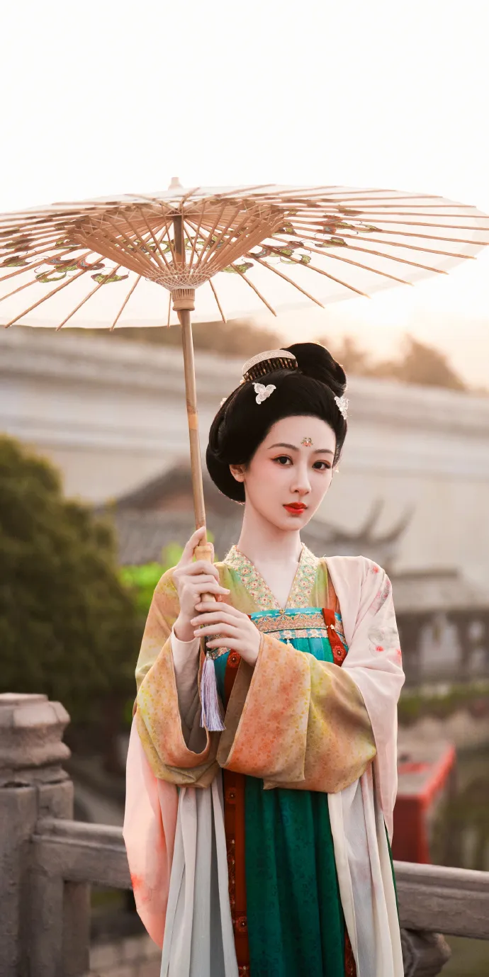 Dương Tử gây chú ý với phong cách trang điểm cổ điển trong phim mới - Ảnh 2. Dương Tử gây chú ý với phong cách trang điểm cổ điển trong phim mới - Ảnh 2.