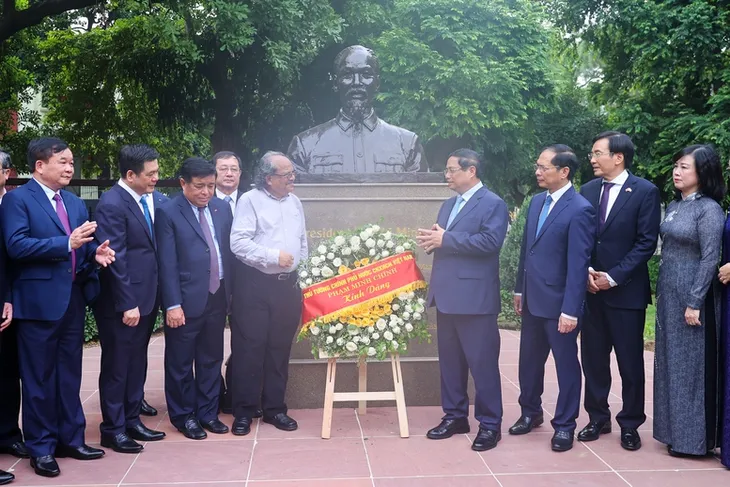 Thủ tướng dâng hoa tại tượng Bác Hồ ở New Delhi - Ảnh 2. Thủ tướng dâng hoa tại tượng Bác Hồ ở New Delhi - Ảnh 2.
