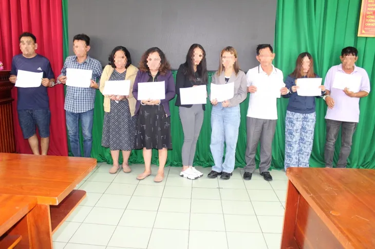 TP Hồ Chí Minh: Bắt giữ nhóm đối tượng dàn cảnh móc túi tại lễ tốt nghiệp đại học - Ảnh 1. TP Hồ Chí Minh: Bắt giữ nhóm đối tượng dàn cảnh móc túi tại lễ tốt nghiệp đại học - Ảnh 1.