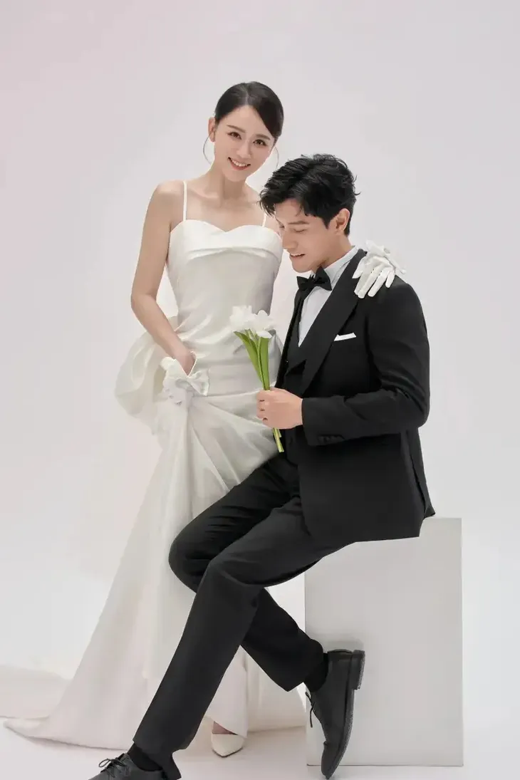Trần Kiều Ân hạnh phúc trong loạt ảnh cưới với chú rể kém 9 tuổi - Ảnh 1. Trần Kiều Ân hạnh phúc trong loạt ảnh cưới với chú rể kém 9 tuổi - Ảnh 1.