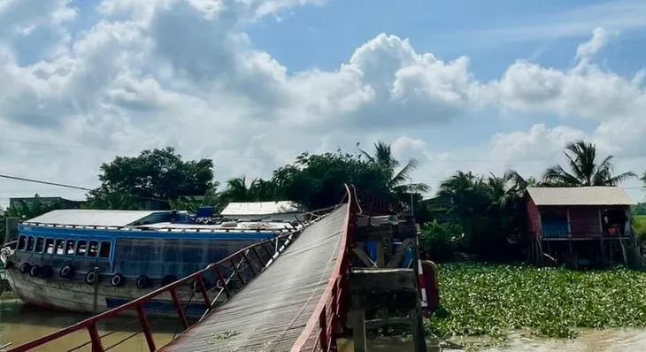 Long An: Ghe chở cá trọng tải 36 tấn đâm vào cầu sắt - Ảnh 1. Long An: Ghe chở cá trọng tải 36 tấn đâm vào cầu sắt - Ảnh 1.