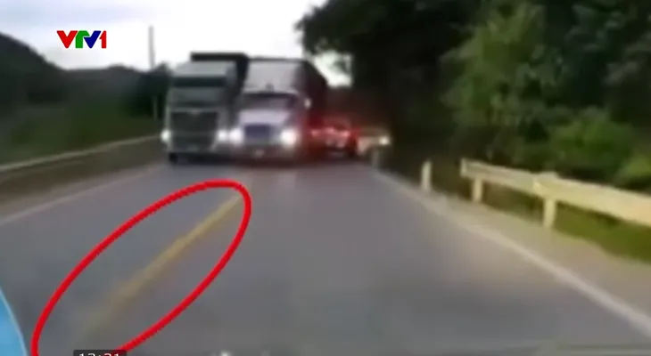 Xe đầu kéo vượt ẩu, ép xe bán tải suýt rơi xuống rãnh - Ảnh 2. Xe đầu kéo vượt ẩu, ép xe bán tải suýt rơi xuống rãnh - Ảnh 2.