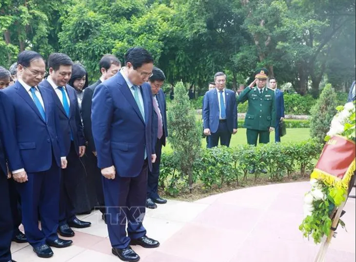 Thủ tướng dâng hoa tại tượng Bác Hồ ở New Delhi - Ảnh 1. Thủ tướng dâng hoa tại tượng Bác Hồ ở New Delhi - Ảnh 1.
