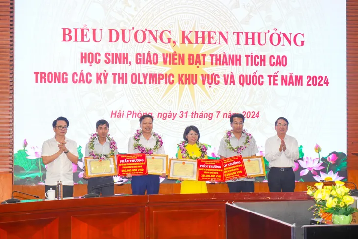 Hải Phòng trao thưởng hơn 2,7 tỷ đồng cho học sinh, giáo viên đạt giải trong các kỳ thi Olympic năm 2024 - Ảnh 2. Hải Phòng trao thưởng hơn 2,7 tỷ đồng cho học sinh, giáo viên đạt giải trong các kỳ thi Olympic năm 2024 - Ảnh 2.