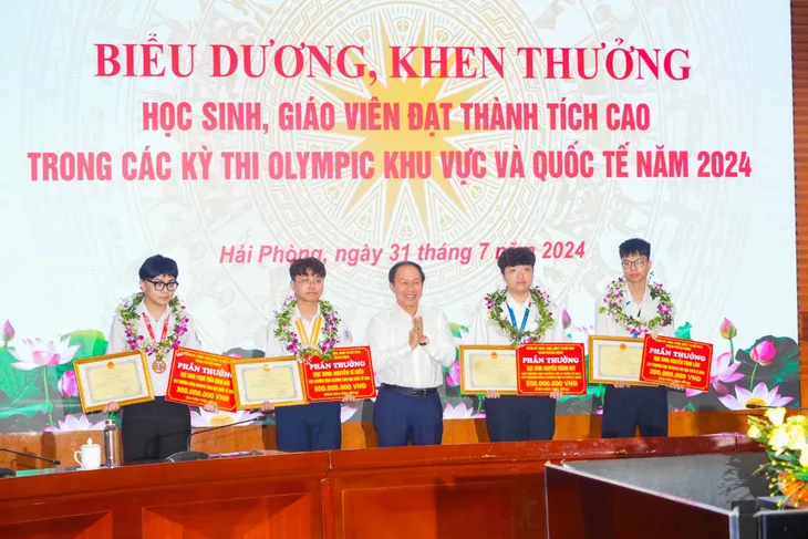 Hải Phòng trao thưởng hơn 2,7 tỷ đồng cho học sinh, giáo viên đạt giải trong các kỳ thi Olympic năm 2024 - Ảnh 1. Hải Phòng trao thưởng hơn 2,7 tỷ đồng cho học sinh, giáo viên đạt giải trong các kỳ thi Olympic năm 2024 - Ảnh 1.