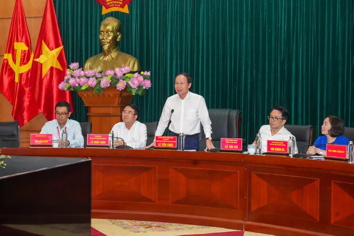 Hải Phòng trao thưởng hơn 2,7 tỷ đồng cho học sinh, giáo viên đạt giải trong các kỳ thi Olympic năm 2024 - Ảnh 3. Hải Phòng trao thưởng hơn 2,7 tỷ đồng cho học sinh, giáo viên đạt giải trong các kỳ thi Olympic năm 2024 - Ảnh 3.