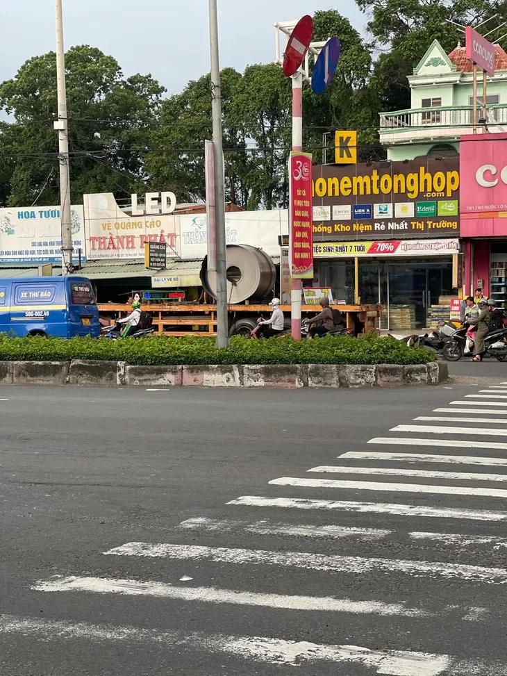 Cuộn tôn nặng gần chục tấn rơi xuống đường, nhiều người hoảng hốt - Ảnh 2. Cuộn tôn nặng gần chục tấn rơi xuống đường, nhiều người hoảng hốt - Ảnh 2.