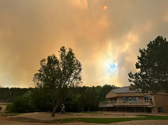 Cháy rừng bùng phát trên khắp bang Colorado (Mỹ) khiến 1 người thiệt mạng - Ảnh 1. Cháy rừng bùng phát trên khắp bang Colorado (Mỹ) khiến 1 người thiệt mạng - Ảnh 1.