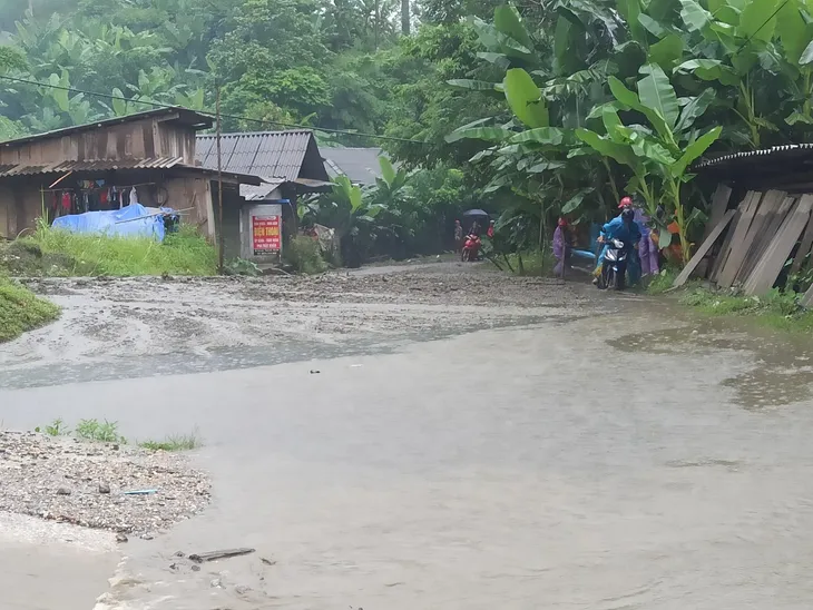 Cao Bằng: Sạt lở đất, đá khiến 5 người thương vong - Ảnh 7. Cao Bằng: Sạt lở đất, đá khiến 5 người thương vong - Ảnh 7.