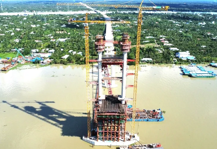Căng cáp dây văng đầu tiên trên cầu Rạch Miễu 2 - Ảnh 1.